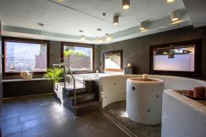 a large bathroom with a tub and a bath tub at Aura del Jerte in Jerte