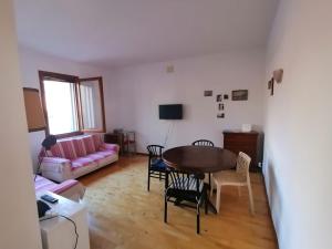 a living room with a table and chairs and a couch at Casa pergoletto in Venice