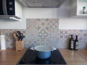 伊蘇瓦爾的住宿－T2 Rdc, jardin, calme, parking, idéalement placé，厨房台面上设有炉灶和锅