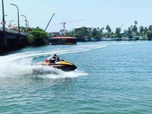 eine Person auf einem Schnellboot im Wasser in der Unterkunft Benta villa in Bentota