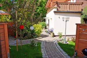 アルテフェーアにあるFerienhaus zum Hafen in Altefaehrの煉瓦造りの遊歩道付きの庭園