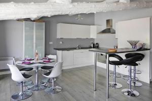 a kitchen with a table and some chairs in it at Terraced House Saintes-Maries Near Beaches in Saintes-Maries-de-la-Mer