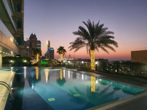 בריכת השחייה שנמצאת ב-White Sage - Incredible Full Sea and Dubai Eye View in Marina או באזור