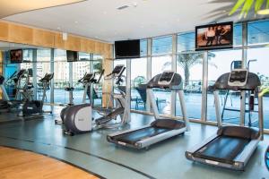 White Sage - Incredible Full Sea and Dubai Eye View in Marina tesisinde fitness merkezi ve/veya fitness olanakları