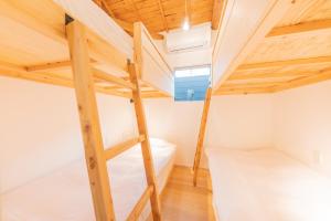 - une chambre avec lits superposés dans une petite maison dans l'établissement 強羅base A棟 - GORA Base A, à Gora