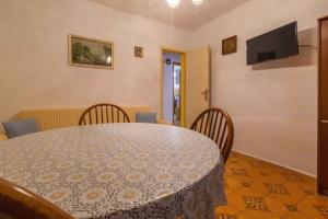 Televízia a/alebo spoločenská miestnosť v ubytovaní Apartments in Crikvenica 39341
