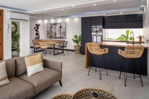 卡門港的住宿－COCO by AGM Resorts，客厅配有沙发和桌子