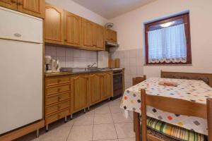 Kuchyň nebo kuchyňský kout v ubytování Two-Bedroom Apartment in Crikvenica XXXVII