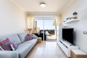TV a/nebo společenská místnost v ubytování PillowAbroad - Sea view terrace