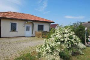 ein kleines weißes Haus mit Auffahrt in der Unterkunft Ferienhaus Guenter in Gager