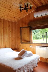 Postel nebo postele na pokoji v ubytování Cabañas bungalow, El Bosque de los Sueños