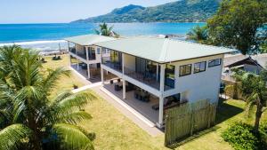eine Luftaufnahme eines Hauses am Strand in der Unterkunft Beach Cottages in Bel Ombre