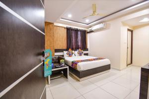 Voodi või voodid majutusasutuse FabHotel Rotano Suites - Yelahanka toas
