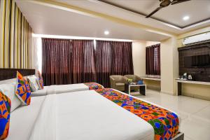 Voodi või voodid majutusasutuse FabHotel Rotano Suites - Yelahanka toas