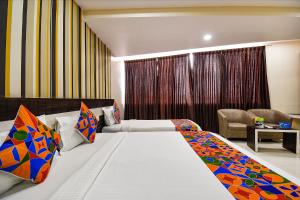 Voodi või voodid majutusasutuse FabHotel Rotano Suites - Yelahanka toas