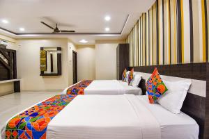Voodi või voodid majutusasutuse FabHotel Rotano Suites - Yelahanka toas