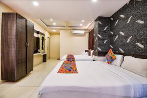 Voodi või voodid majutusasutuse FabHotel Rotano Suites - Yelahanka toas