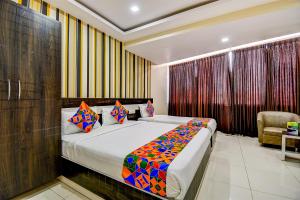 Voodi või voodid majutusasutuse FabHotel Rotano Suites - Yelahanka toas