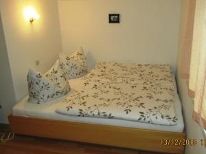 Tempat tidur dalam kamar di Ferienhaus Herm