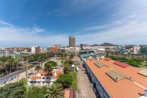 een luchtzicht op een stad met gebouwen en een straat bij Hotel LIVVO Lumm in Las Palmas de Gran Canaria