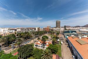 eine Luftblick auf eine Stadt mit Palmen und Gebäuden in der Unterkunft Hotel LIVVO Lumm in Las Palmas de Gran Canaria