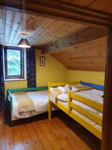 TregaronにあるWelshhomesteadの木製天井のドミトリールームの二段ベッド2台分です。