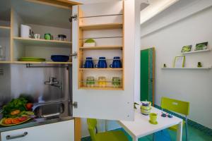 een keuken met een tafel en een koelkast bij Casa Evelina in Sant'Agnello