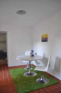 a table and chairs on a green rug at Apartment in der Altstadt in Ueckermünde