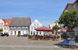 a town square with tables and chairs and buildings at Apartment in der Altstadt in Ueckermünde