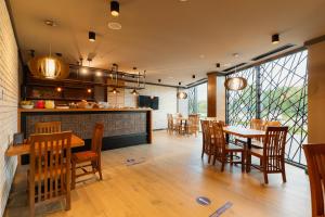 Kuchyň nebo kuchyňský kout v ubytování Cozy Loft Hotel