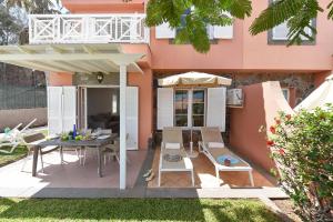 patio con tavolo, sedie e ombrellone di Chalet Santa Ana 7 by VillaGranCanaria a Playa del Ingles