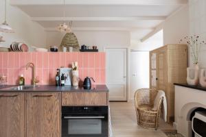 uma cozinha com um lavatório e um fogão em Magnolia Spring Boutique Apartments em Bergen