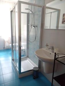 a bathroom with a shower and a sink at CASA ADRI. Comoda, accessibile, luminosa. in Vernazza
