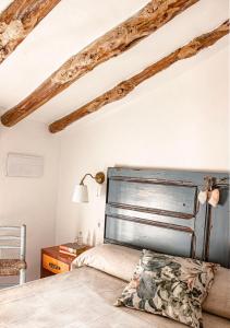 um quarto com uma cama e um tecto de madeira em LA MIMBRERA em Estercuel