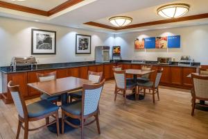 En restaurang eller annat matställe på Comfort Inn & Suites Newark - Wilmington