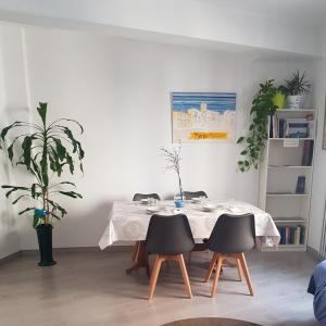 uma sala de jantar com uma mesa e quatro cadeiras em Apartamento Ca'Sara em Soria