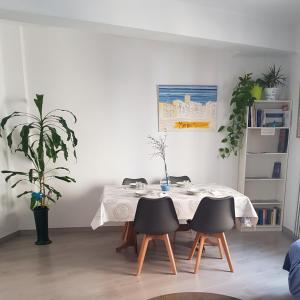 comedor con mesa y 4 sillas en Apartamento Ca'Sara, en Soria