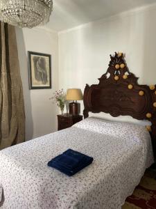 ein Schlafzimmer mit einem Bett und einem blauen Handtuch darauf in der Unterkunft Casa da Praça - Mourão in Mourão