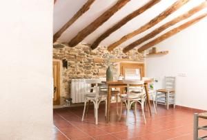 a dining room with a table and chairs at LA MIMBRERA in Estercuel