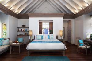 
A bed or beds in a room at Anantara Dhigu Maldives Resort
