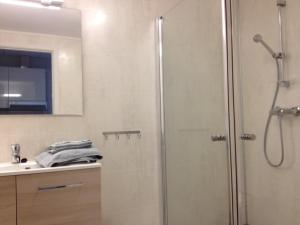 y baño con ducha y lavamanos. en Sentrumsgården Motell AS, en Presteid