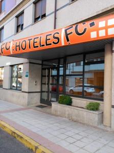 Apartahotel FC Catedral في ليون: مبنى عليه لافته للفندق