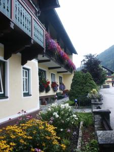 ein Gebäude mit Blumen auf der Seite in der Unterkunft Peterwirt in Bad Mitterndorf