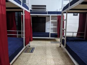 Двухъярусная кровать или двухъярусные кровати в номере Mezenga Backpackers