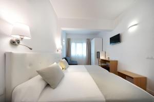 A television and/or entertainment centre at Hotel Matilde by Grupo Matilde