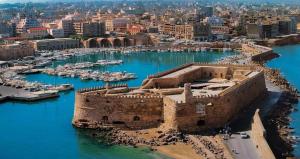 z powietrza widok na port z łodziami w obiekcie Heraklion Old Port Apartments w Heraklionie