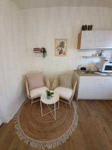 Beʼer Ora的住宿－חדר במדבר，客厅配有两把椅子和一张桌子