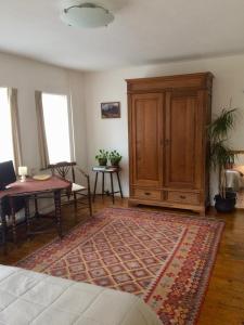 A seating area at Eikenburg B&B