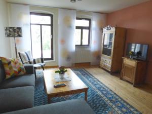 a living room with a couch and a coffee table at Ferienwohnung Högel Großjena in Naumburg
