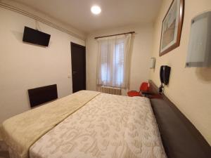 A bed or beds in a room at Hotel Alegret